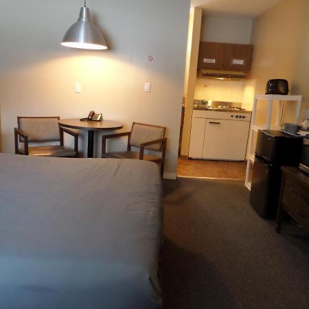 Ray Lyn Motel Trail Экстерьер фото