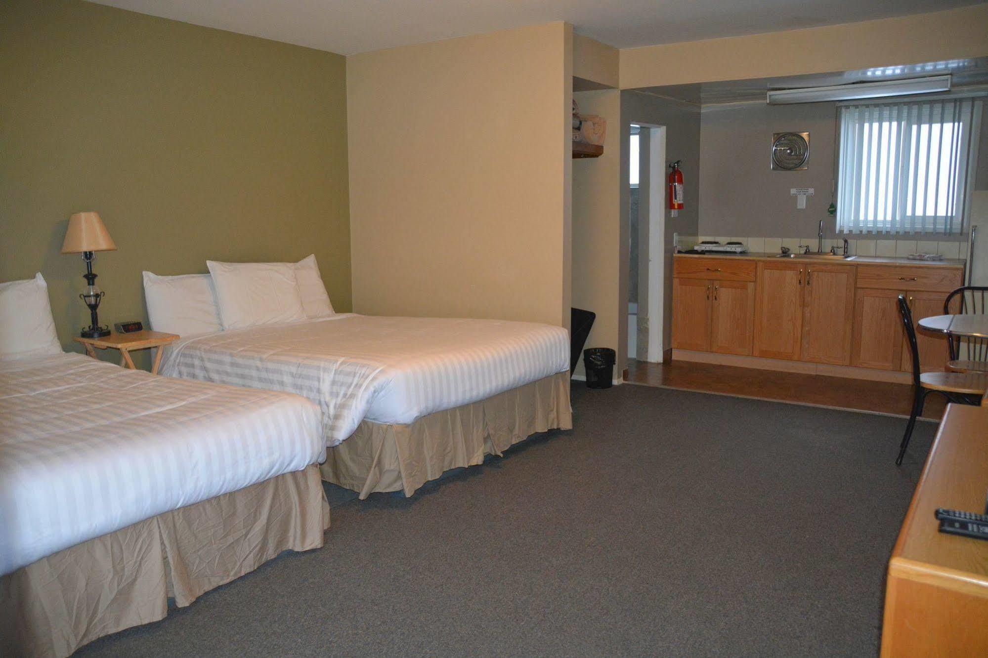 Ray Lyn Motel Trail Экстерьер фото