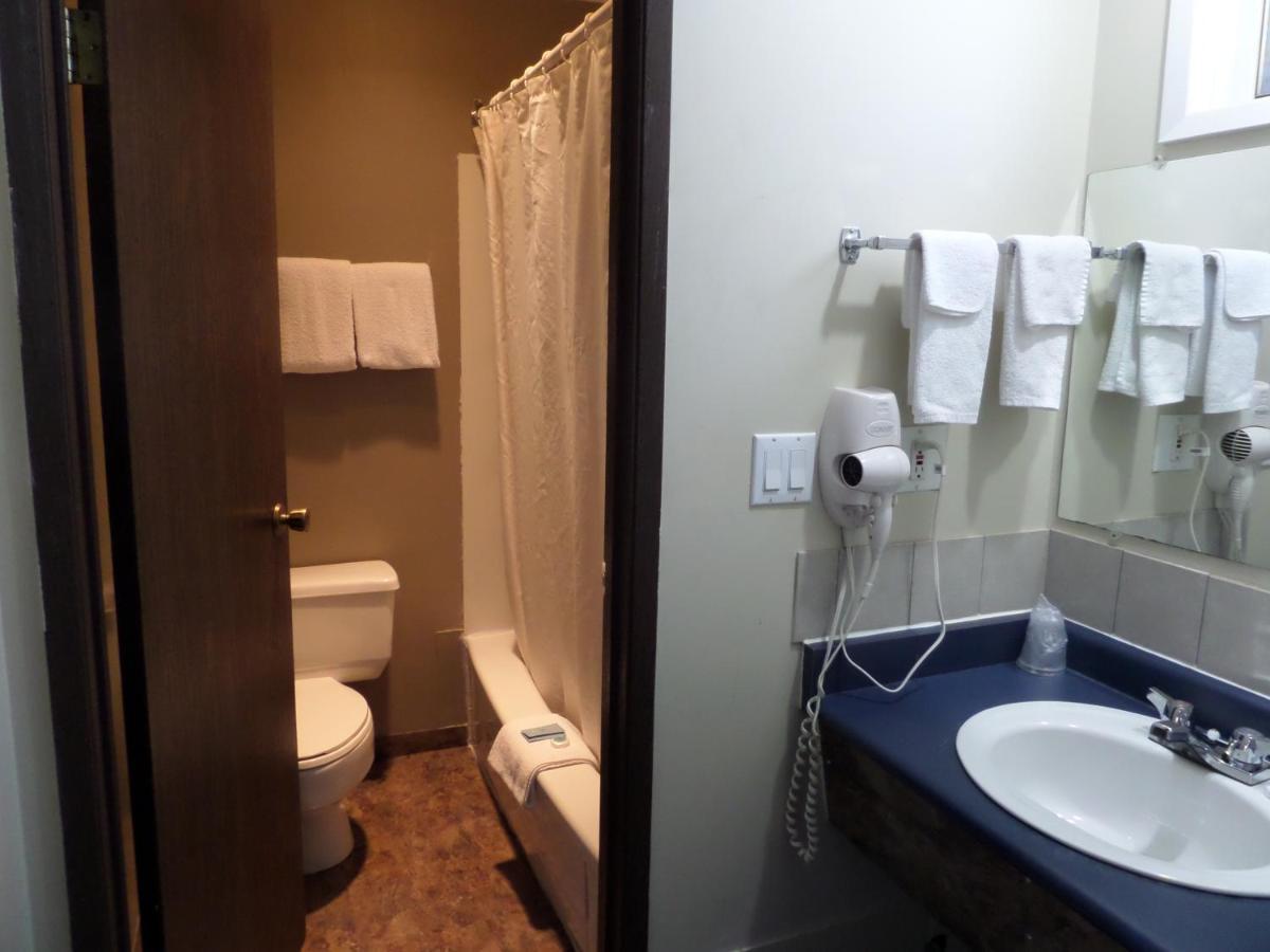 Ray Lyn Motel Trail Экстерьер фото