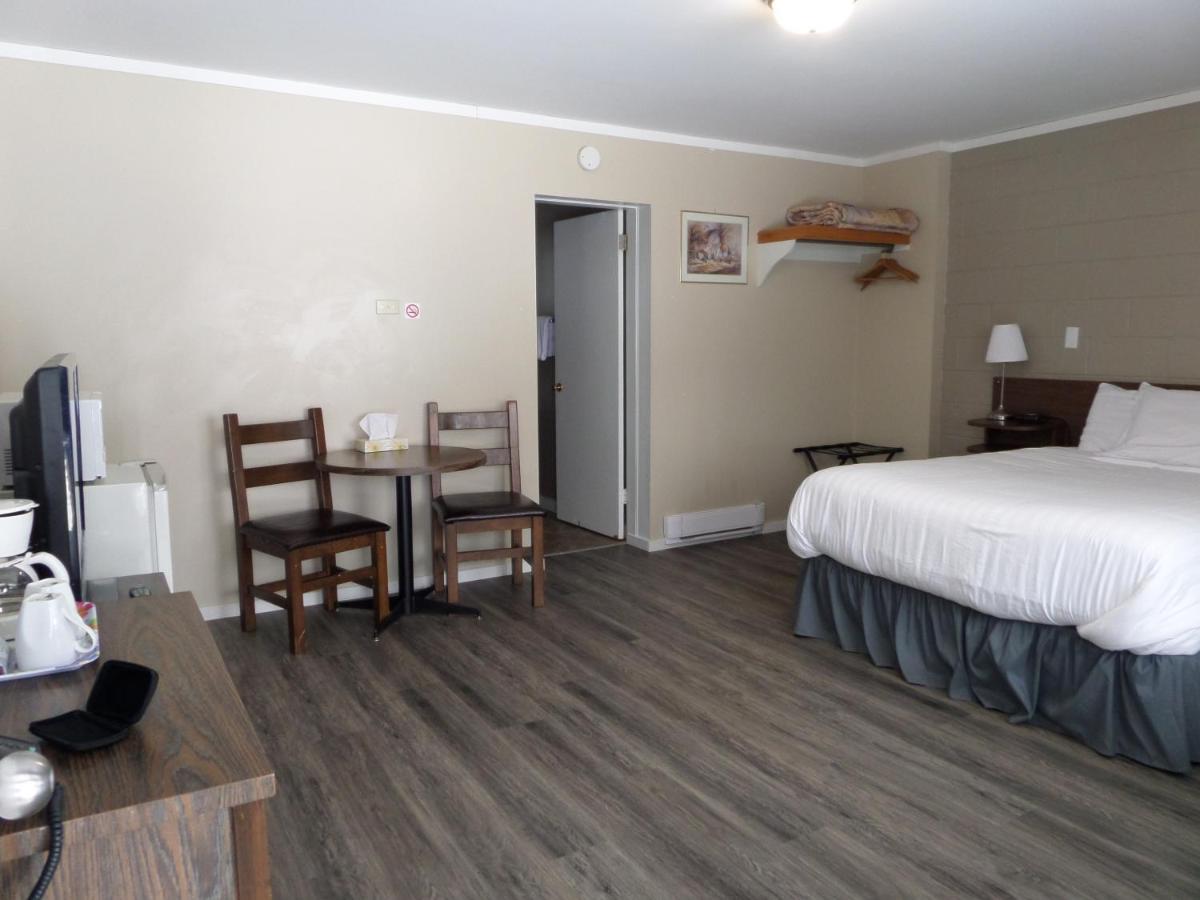 Ray Lyn Motel Trail Экстерьер фото